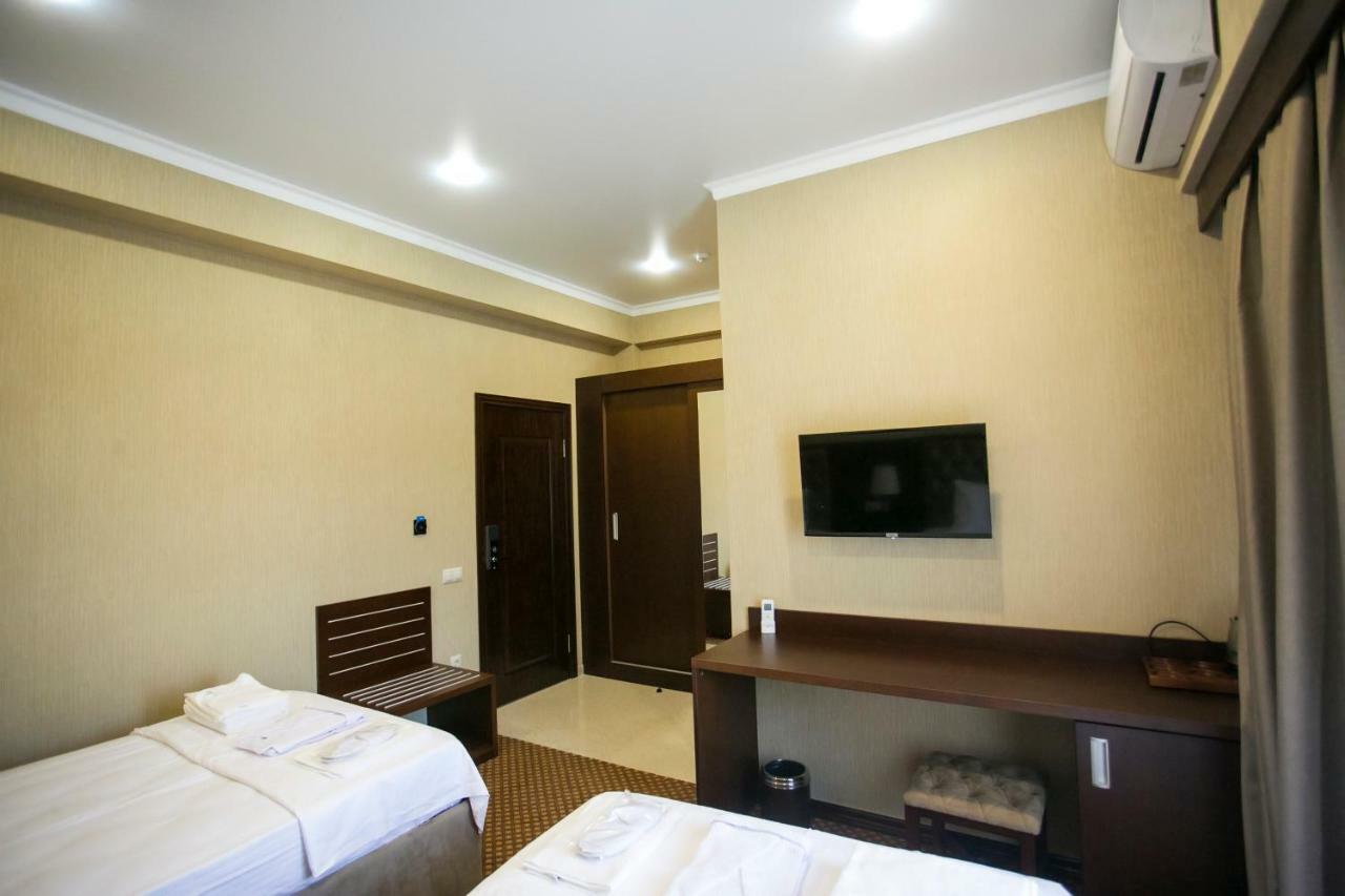 Ainlan Hotel Сухуми Екстериор снимка